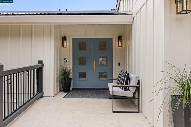 5 Wanda Ln, Orinda, CA 94563