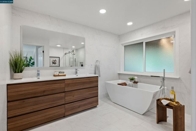 5 Wanda Ln, Orinda, CA 94563