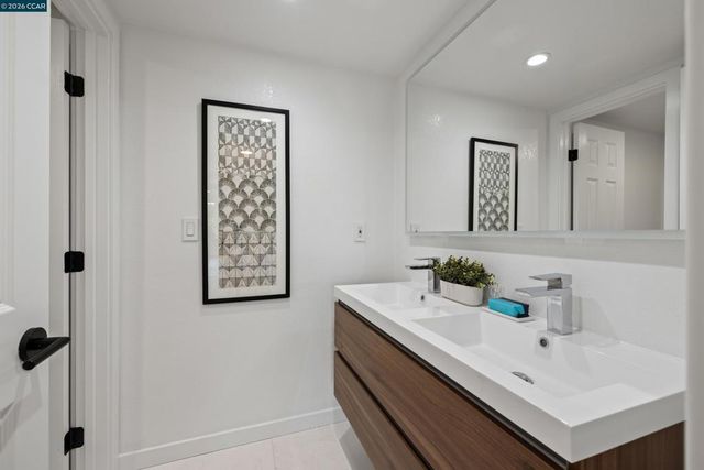 5 Wanda Ln, Orinda, CA 94563