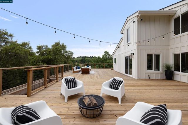 5 Wanda Ln, Orinda, CA 94563