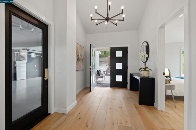 5 Wanda Ln, Orinda, CA 94563