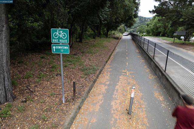 5 Wanda Ln, Orinda, CA 94563