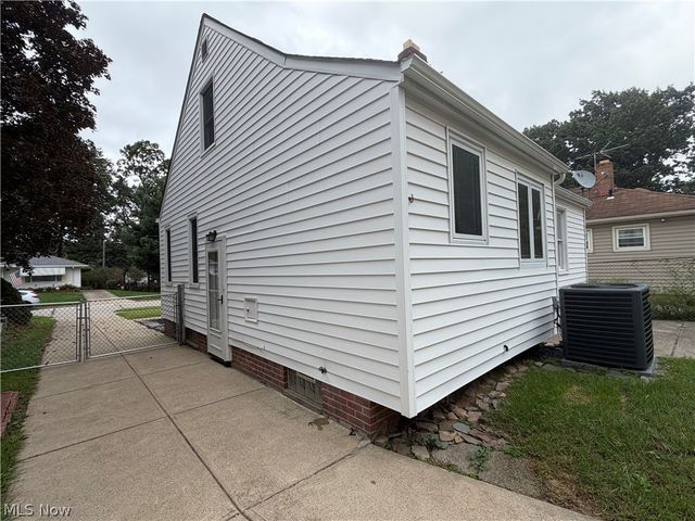 2621 Liggett Drive, Parma, OH 44134