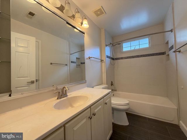 13353 HORSEPEN WOODS LN, Herndon, VA 20171