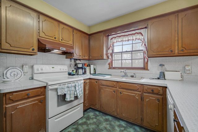 W275S3302 Burnell DRIVE, Waukesha, WI 53189