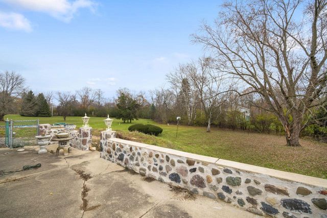 W275S3302 Burnell DRIVE, Waukesha, WI 53189