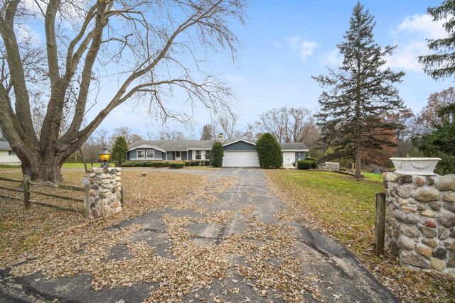 W275S3302 Burnell DRIVE, Waukesha, WI 53189