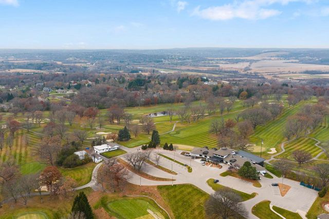 W275S3302 Burnell DRIVE, Waukesha, WI 53189