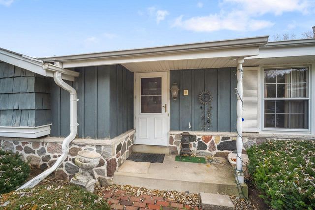 W275S3302 Burnell DRIVE, Waukesha, WI 53189