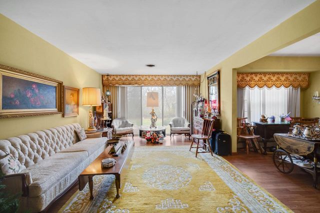 W275S3302 Burnell DRIVE, Waukesha, WI 53189