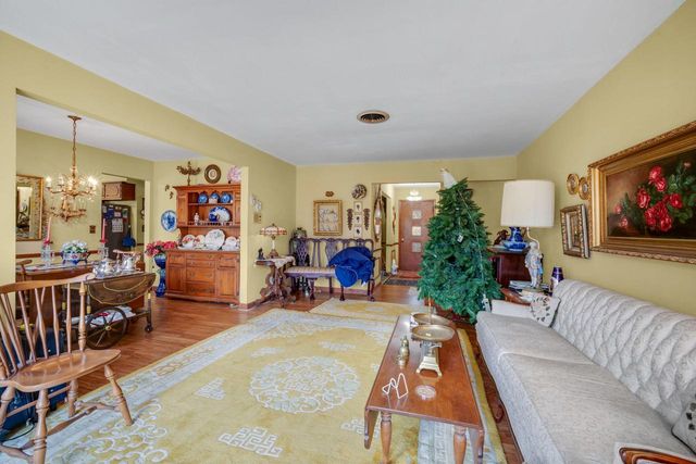 W275S3302 Burnell DRIVE, Waukesha, WI 53189