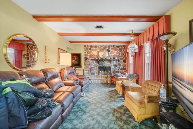 W275S3302 Burnell DRIVE, Waukesha, WI 53189