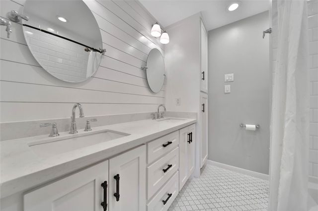 10915 Holly Springs Drive, Houston, TX 77042