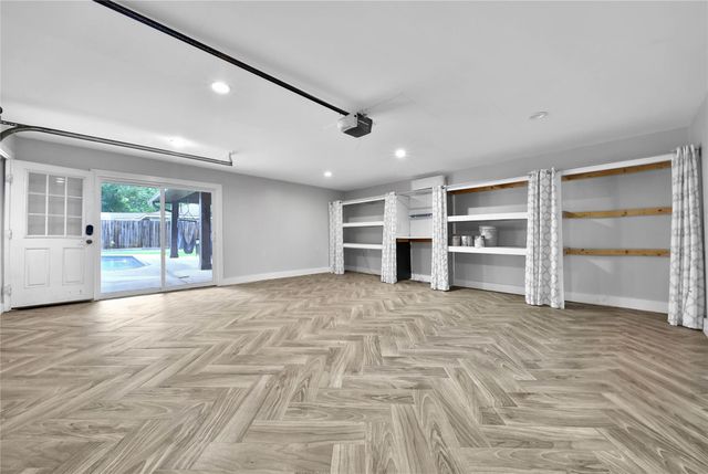 10915 Holly Springs Drive, Houston, TX 77042