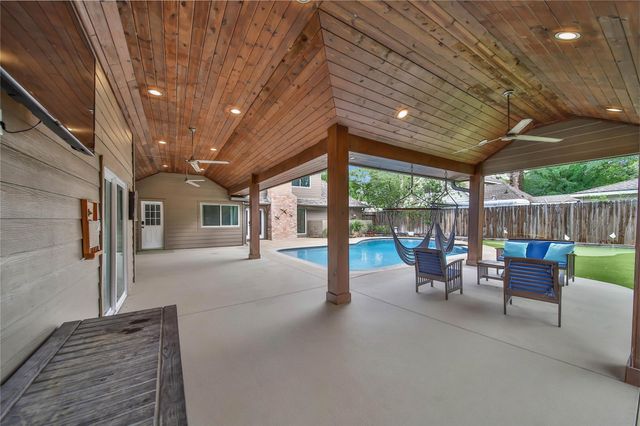 10915 Holly Springs Drive, Houston, TX 77042