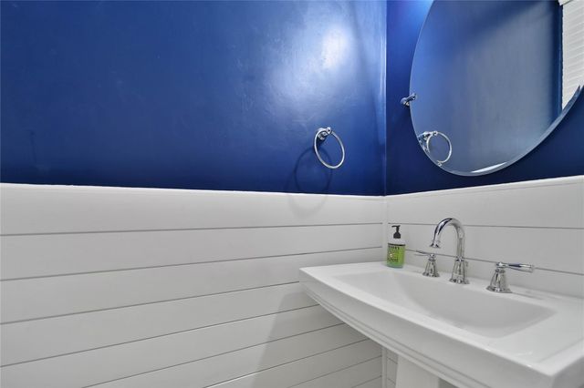 10915 Holly Springs Drive, Houston, TX 77042