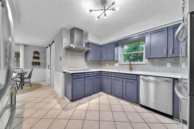 10915 Holly Springs Drive, Houston, TX 77042