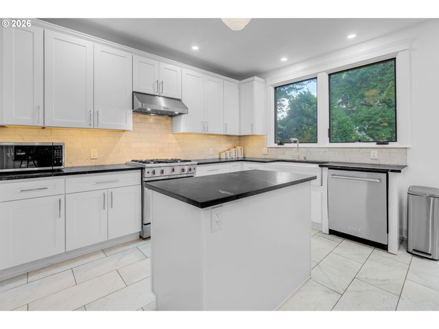 128 Se CESAR E CHAVEZ Blvd, Portland, OR 97214