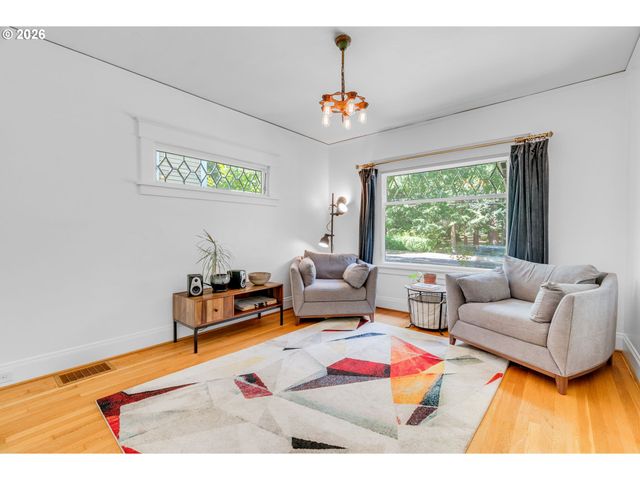 128 Se CESAR E CHAVEZ Blvd, Portland, OR 97214