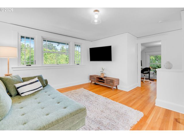 128 Se CESAR E CHAVEZ Blvd, Portland, OR 97214
