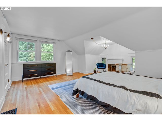 128 Se CESAR E CHAVEZ Blvd, Portland, OR 97214
