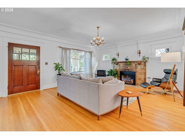128 Se CESAR E CHAVEZ Blvd, Portland, OR 97214