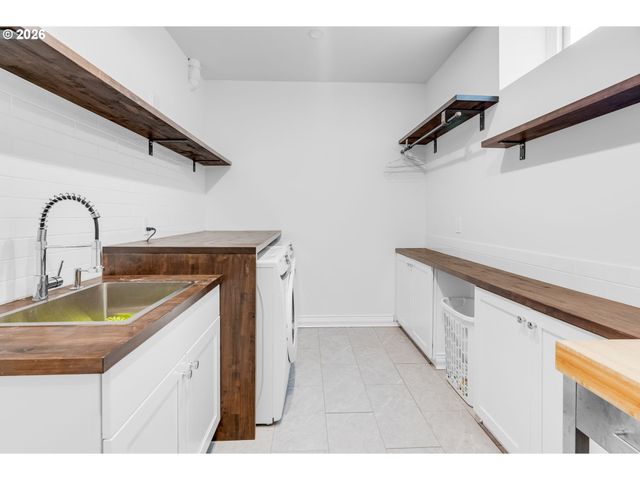 128 Se CESAR E CHAVEZ Blvd, Portland, OR 97214