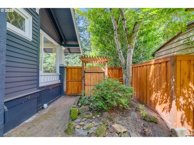 128 Se CESAR E CHAVEZ Blvd, Portland, OR 97214
