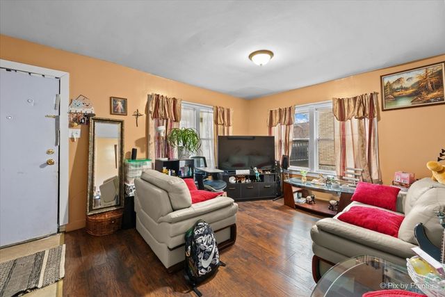 58 S Geneva Street, Elgin, IL 60120