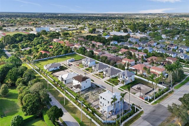 13023 Davie Oaks Drive, Davie, FL 33325
