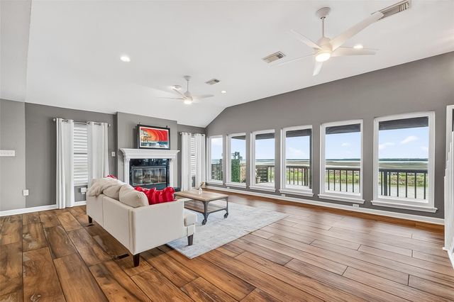 925 Bonita Street, Bayou Vista, TX 77563