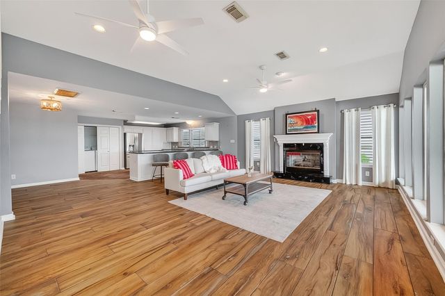 925 Bonita Street, Bayou Vista, TX 77563