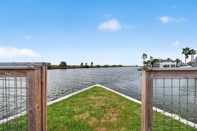 925 Bonita Street, Bayou Vista, TX 77563