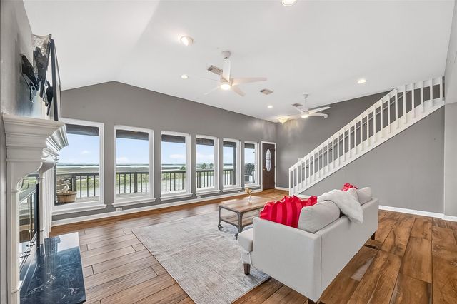925 Bonita Street, Bayou Vista, TX 77563
