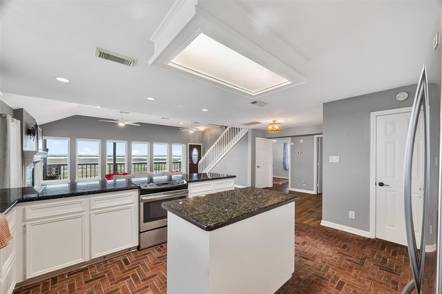 925 Bonita Street, Bayou Vista, TX 77563