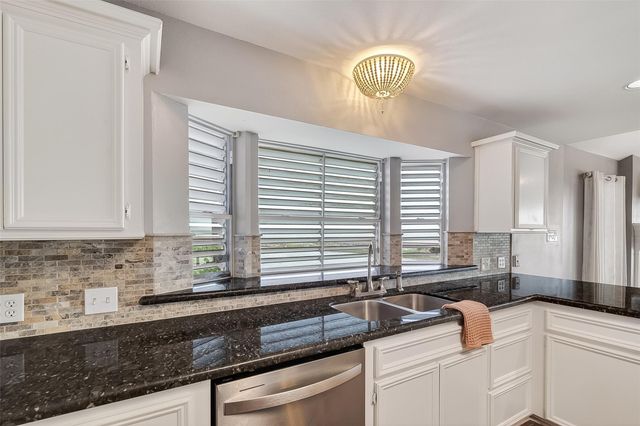 925 Bonita Street, Bayou Vista, TX 77563