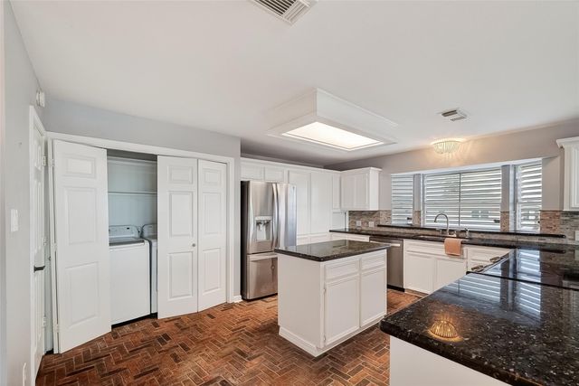 925 Bonita Street, Bayou Vista, TX 77563