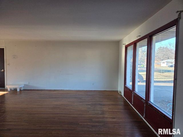 531 S BARNEWOLT Drive, Peoria, IL 61604