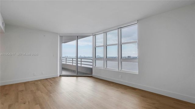 555 NE 34th St 2201, Miami, FL 33137