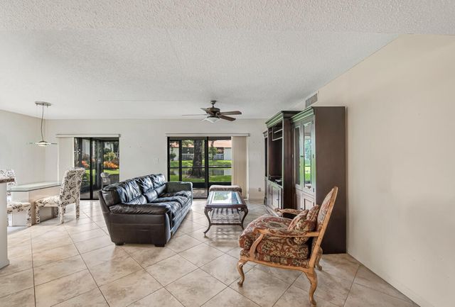 10851 Palm Lake Avenue 101, Boynton Beach, FL 33437