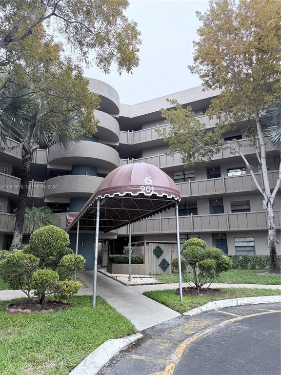 Image 1 of property listing at 901 Colony Point Cir 505, Pembroke Pines, FL 33026