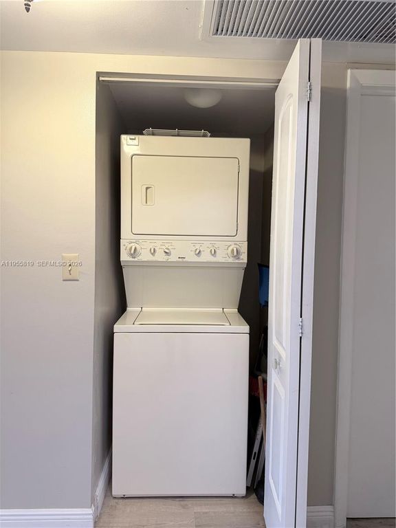 Image 10 of property listing at 901 Colony Point Cir 505, Pembroke Pines, FL 33026