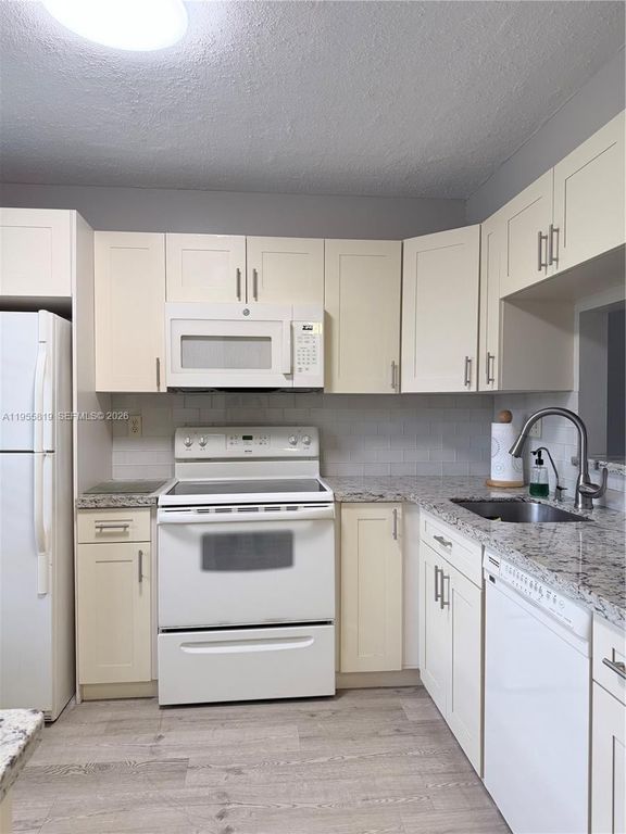 Image 4 of property listing at 901 Colony Point Cir 505, Pembroke Pines, FL 33026