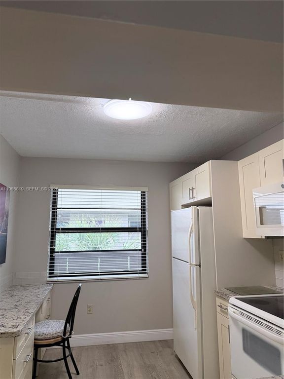 Image 5 of property listing at 901 Colony Point Cir 505, Pembroke Pines, FL 33026