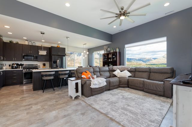 47 Willow View Way, Parachute, CO 81635