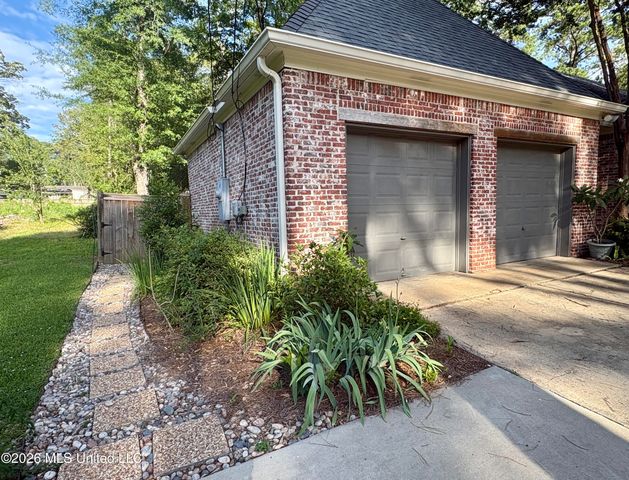 3920 Roxbury Road, Jackson, MS 39211