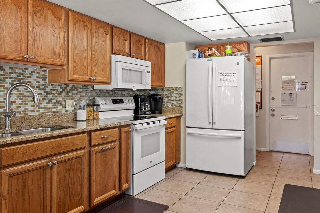 Image 41 of property listing at 7201 29TH AVENUE DRIVE W 307, Bradenton, FL 34209