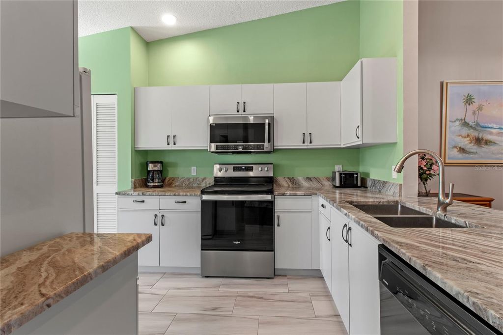 Image 6 of property listing at 7201 29TH AVENUE DRIVE W 307, Bradenton, FL 34209