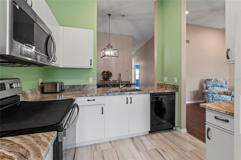 Image 8 of property listing at 7201 29TH AVENUE DRIVE W 307, Bradenton, FL 34209