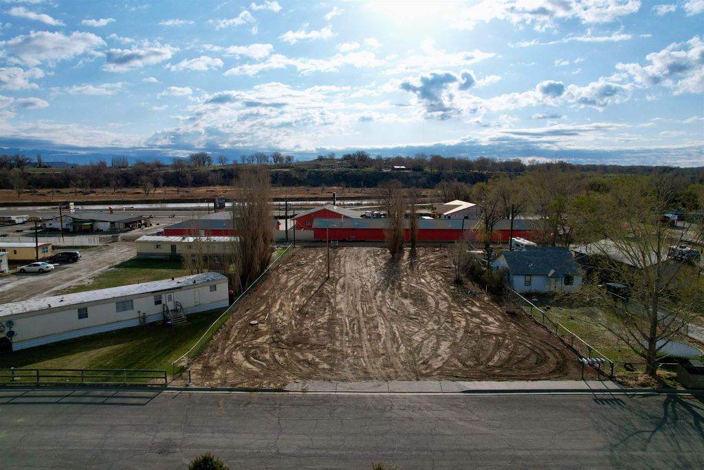 1325 N 7th St, Greybull, WY 82426 photo 2